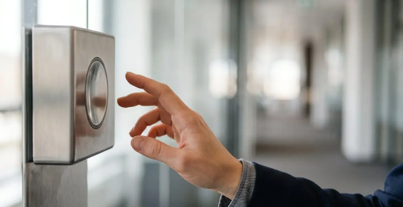 Système de contrôle d'accès moderne avec lecteur de badge et authentification sécurisée